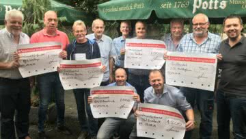 Scheck&uuml;bergaben zur Pr&auml;miensaison 2018 / 2019